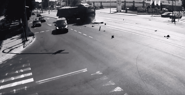 Jest nagranie ze staranowania busa przez ciężarówkę