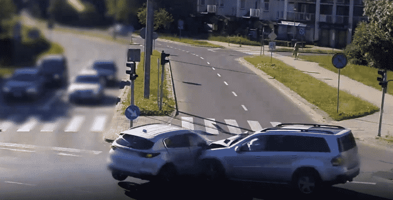 67-latek nie ustąpił pierwszeństwa na skrzyżowaniu. Doszło do kolizji