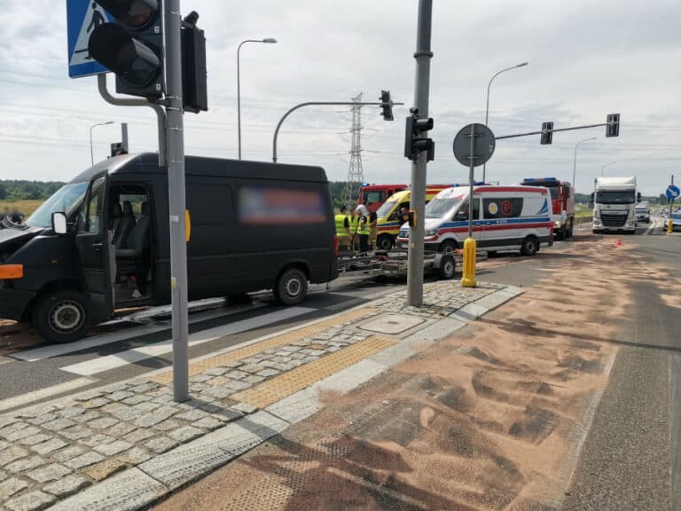 Utrudnienia na DK16. Doszło do kolizji z busem