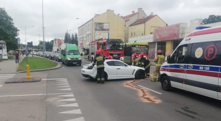 Mazda zderzyła się z motocyklem. Kobieta nie ustąpiła pierwszeństwa