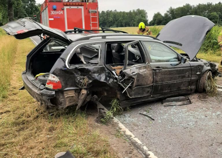 Trwają utrudnienia za Olsztynem. Doszło do wypadku BMW