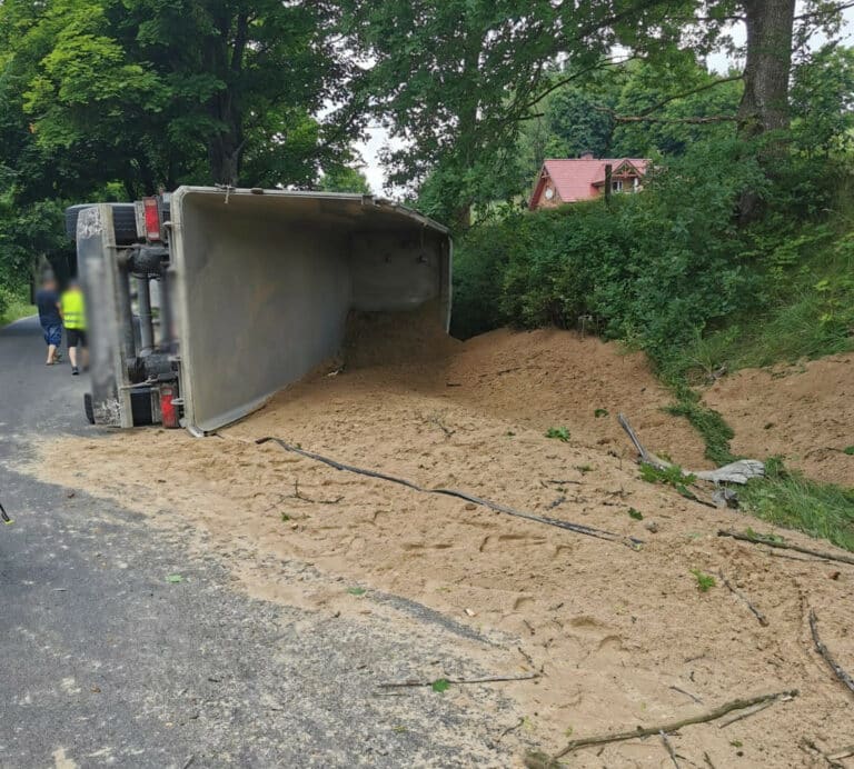Utrudnienia na drodze. Rozsypany ładunek po kolizji z drzewem