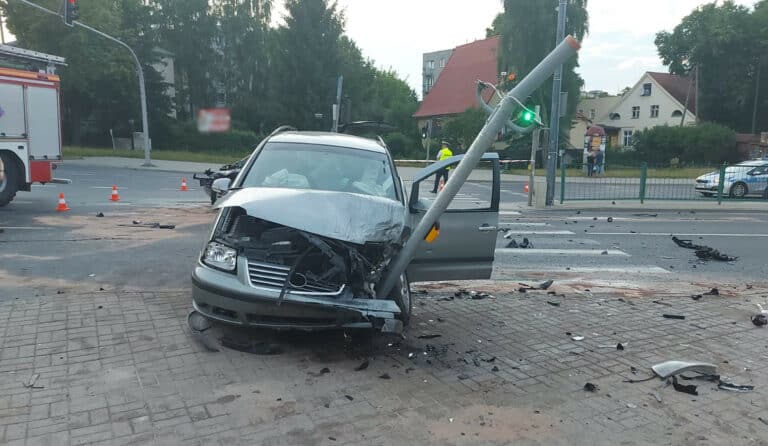 Wypadek na skrzyżowaniu. Dwie osoby w szpitalu