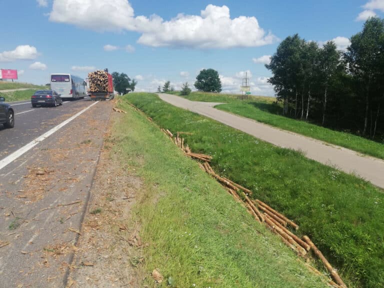 Utrudnienia na DK-16. Na jezdni leży drewno