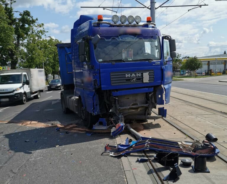 Ciężar&oacute;wka zderzyła się z busem przewożącym osiem os&oacute;b