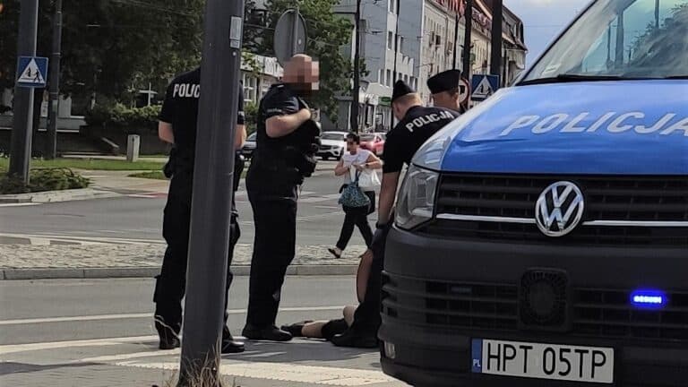 Pr&oacute;ba samob&oacute;jcza. Jednonogi mężczyzna wskoczył pod autobus miejski