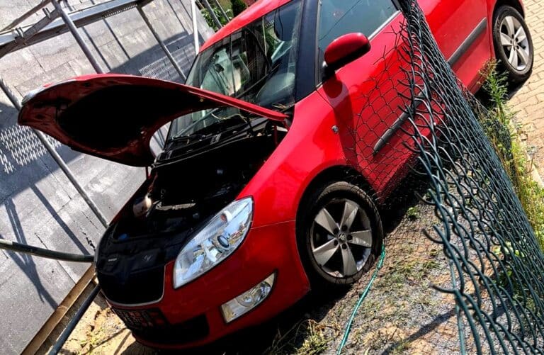 69-latka przebiła się przez ogrodzenie posesji i wjechała w 12-latka