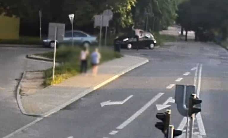 Chodził po mieście bez podkoszulki. Potraktował „z kopa” czyjeś auto