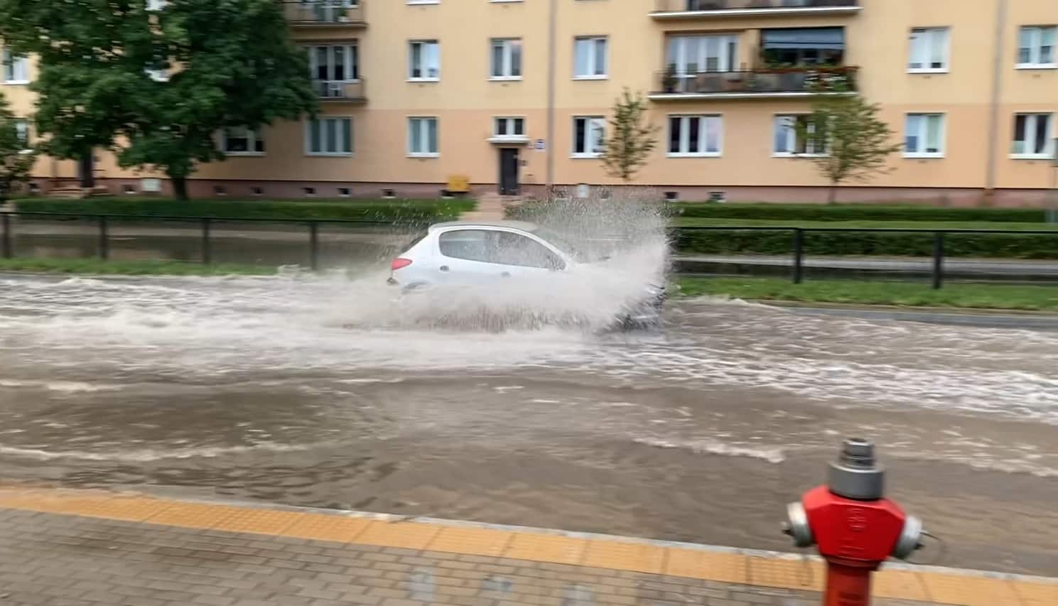 Burza przeszła przez Olsztyn. Zalało al. Piłsudskiego i Wojska Polskiego pogoda Wiadomości, Szczytno, zPAP