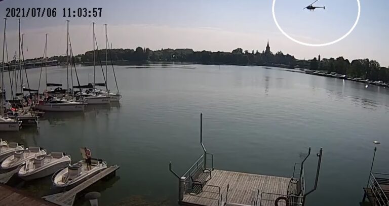 Jest nagranie jak helikopter spada do jeziora i uderza w wodę
