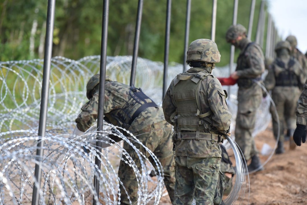 Żołnierze z Olsztyna budują płot na granicy z Białorusią granica Olsztyn, Wiadomości