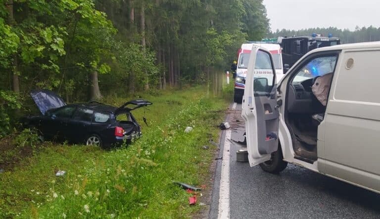 Auto osobowe zderzyło się czołowo z busem. Utrudnienia na DK 16