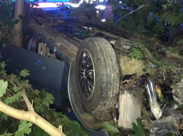 19-letnia kierująca uderzyła autem w drzewo i dachowała. Prawdopodobnie zasnęła za kierownicą