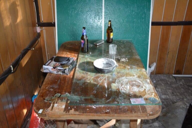 Schował się pod podłogą, gdy zobaczył funkcjonariuszy. Stół był cały biały od proszku