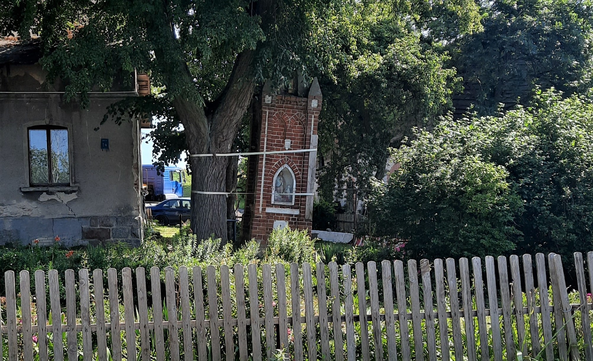 Wali się jedna z kapliczek pod Olsztynem. Kto ją naprawi? Wiadomości