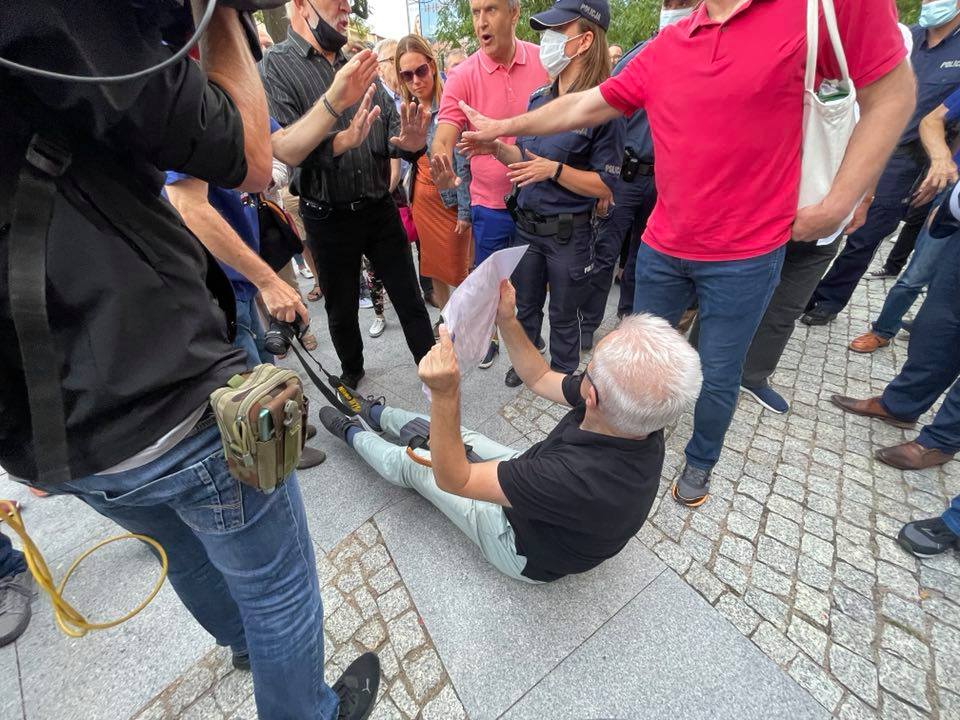 Prawie skopali go na proteście. Złożył pozew do sądu protest Olsztyn, Wiadomości