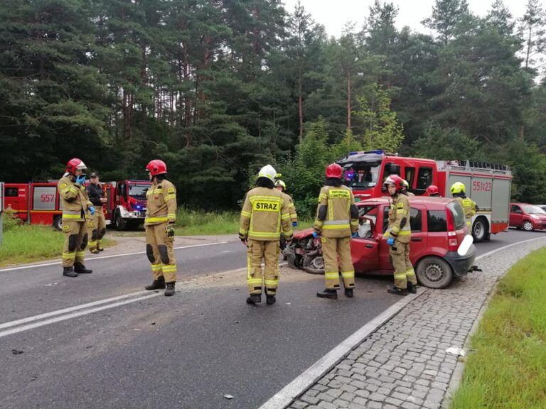 Osobowa Panda wjechała pod ciężarówkę
