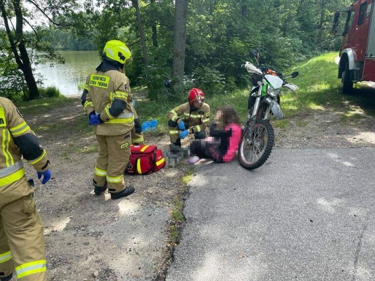 30-letnia motocyklistka zderzyła się z wybiegającym na jezdnię zwierzęciem