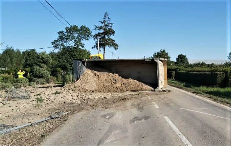 Ciężarówka przewróciła się na jezdnię. Droga krajowa wyłączona z ruchu