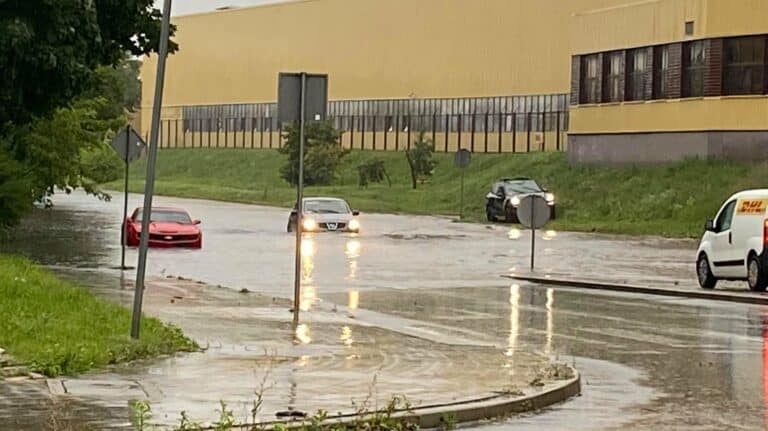 Ulewa! W Olsztynie spore utrudnienia w komunikacji