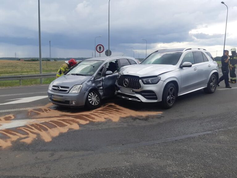 80-latek nie zatrzymał się przed znakiem STOP. Wypadek na S-51