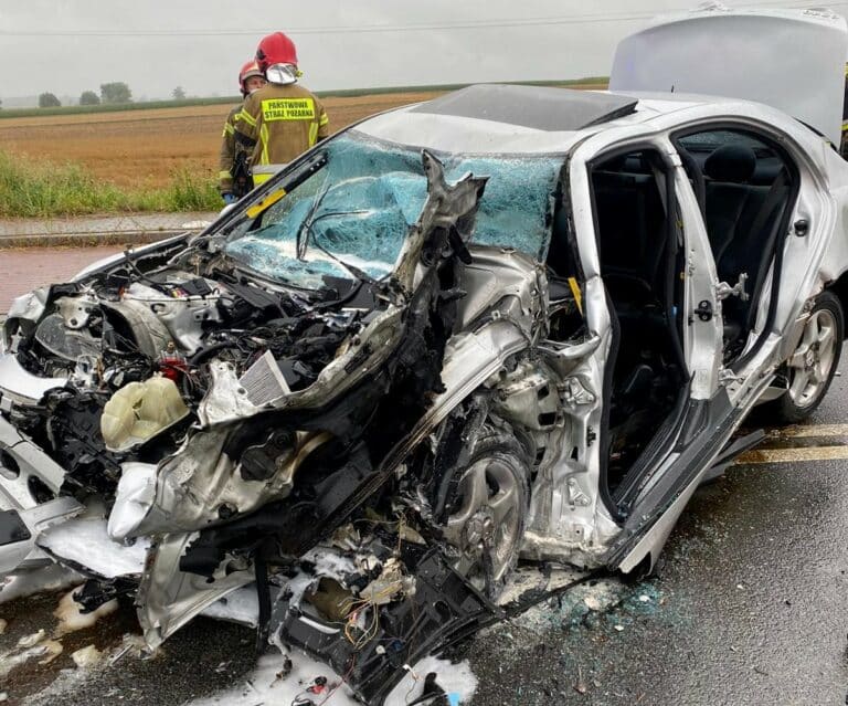Zginął kierowca osobówki. Mercedes zderzył się ze śmieciarką