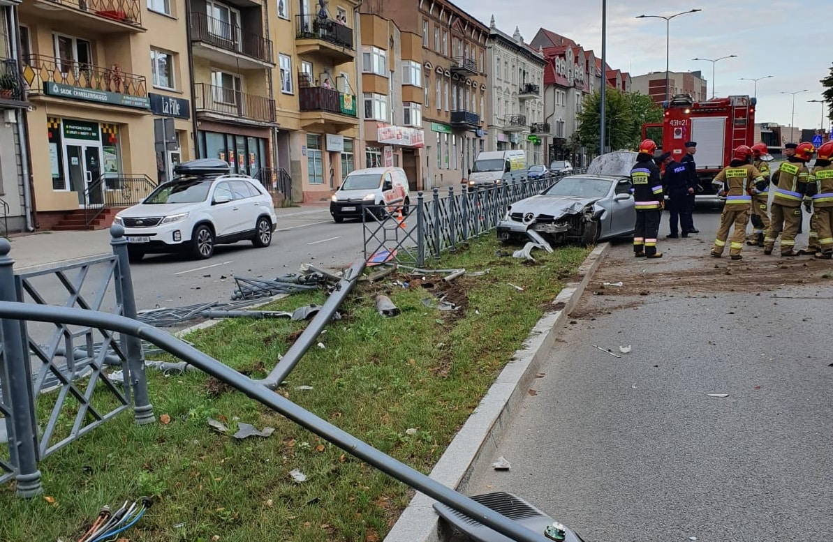 Sportowym Mercedesem wleciał w barierki w środku miasta wypadek Wiadomości, Ełk