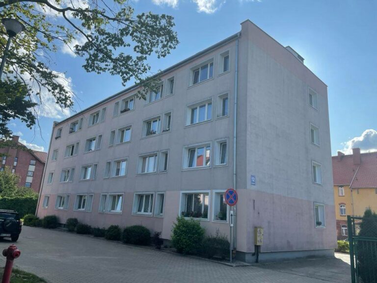 60-latkę znaleziono martwą w wannie. Udusił, a potem zbezcześcił zwłoki