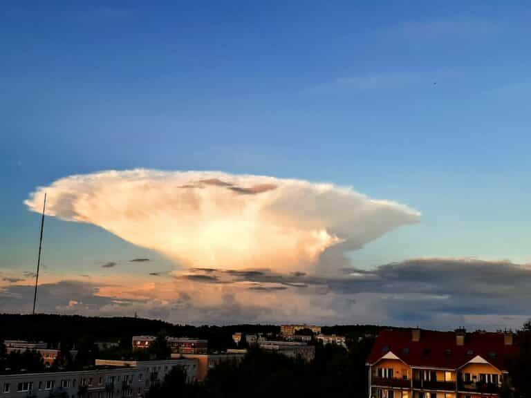 Zdjęcia tej chmury zalały internet. Setki mieszkańc&oacute;w Olsztyna wrzuca fotografie na Facebooka