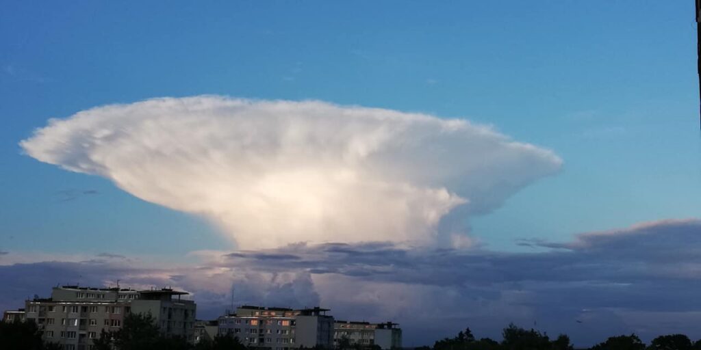Zdjęcia tej chmury zalały internet. Setki mieszkańców Olsztyna wrzuca fotografie na Facebooka Wiadomości, Olsztyn
