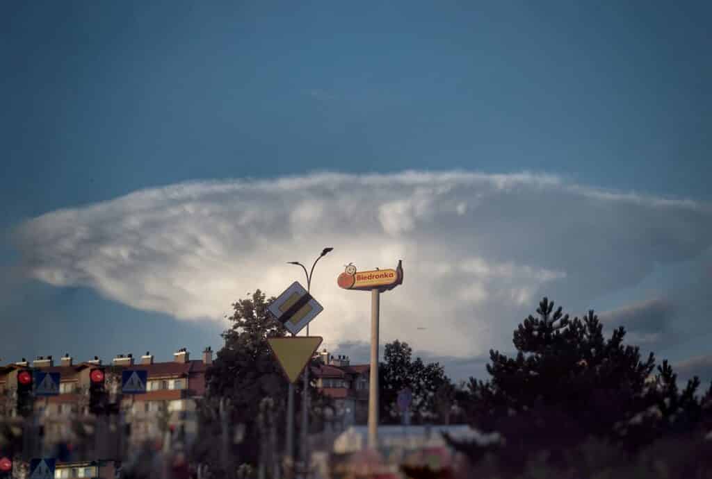Zdjęcia tej chmury zalały internet. Setki mieszkańców Olsztyna wrzuca fotografie na Facebooka Wiadomości, Olsztyn