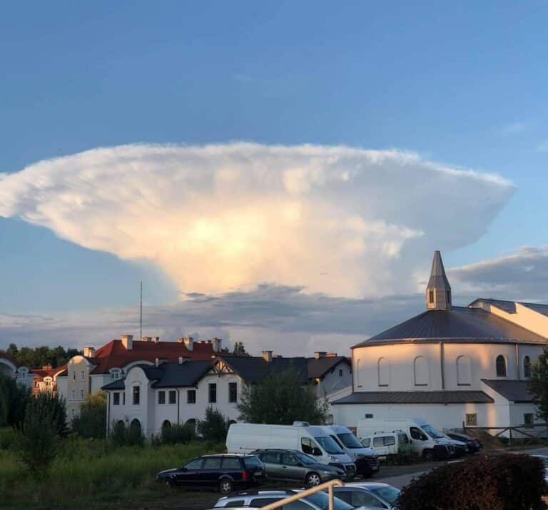 Tajemnicza chmura wystraszyła mieszkańc&oacute;w Warmii i Mazur. Pojawiło się wyjaśnienie