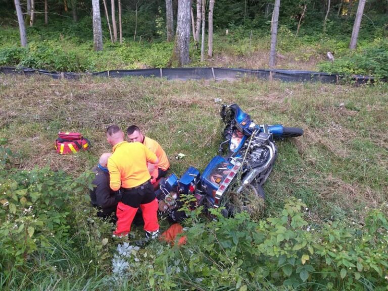 Motocyklista zjechał do rowu, by uniknąć zderzenia z autem