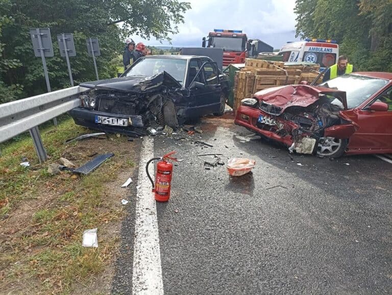 Przewoził przyczepką palety. Wypadek w Zalcu