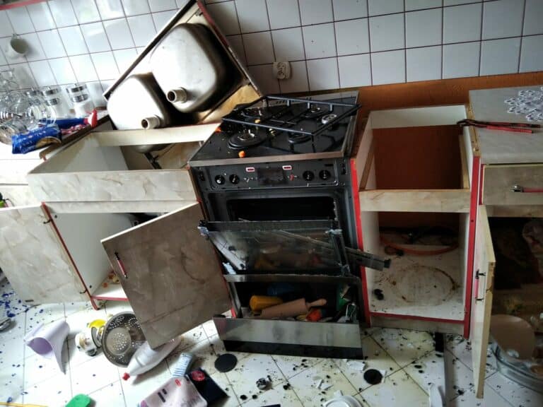 Kobieta miała zostać ranna w wyniku wybuchu kuchenki. Na jej nogę spadł garnek z gorącym rosołem