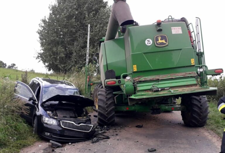 Czołowe zderzenie z kombajnem. Kierowca nie zauważył wielkiej maszyny