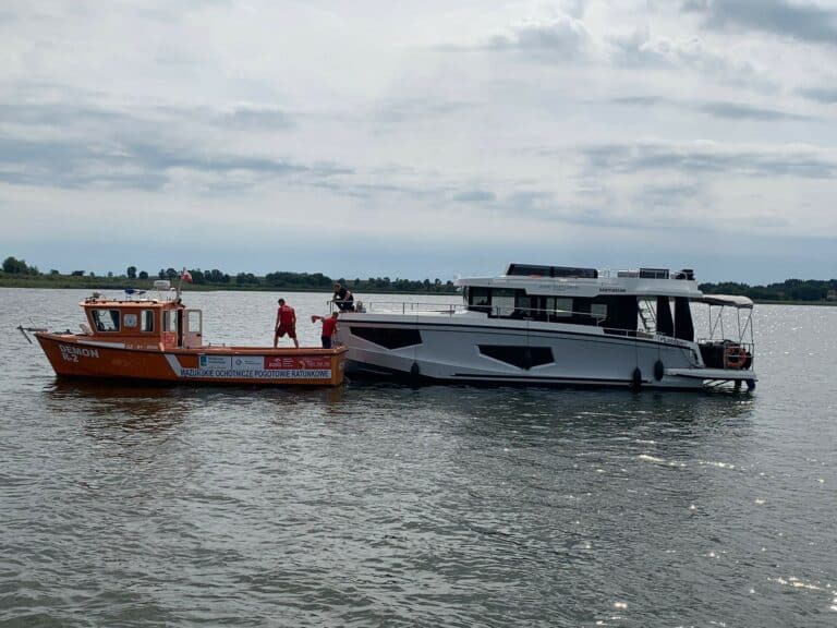 Kuter MOPR przez p&oacute;ł Szlaku Wielkich Jezior holował prawie trzy razy cięższą jednostkę