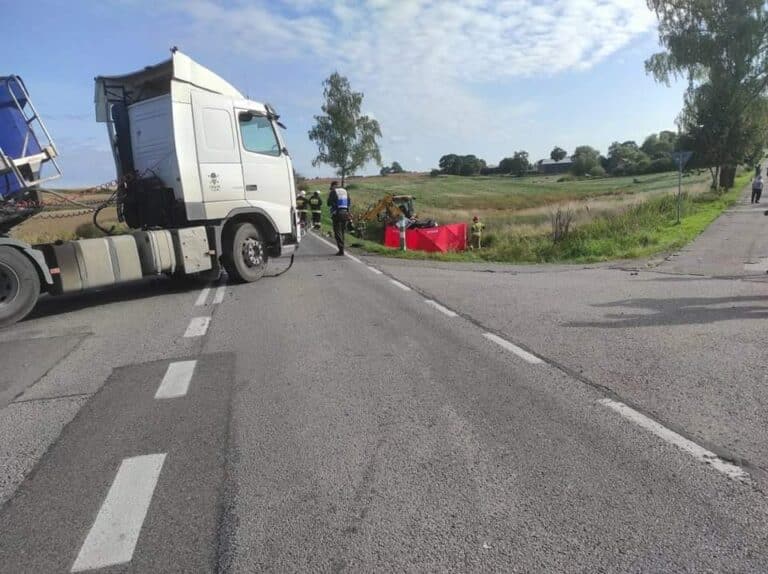 Śmiertelny wypadek na DK-15. Zginęła 51-latka, dziecko trafiło do szpitala