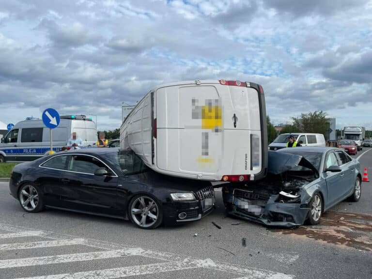 Kurier „zaparkował” busa na maskach dwóch Audi