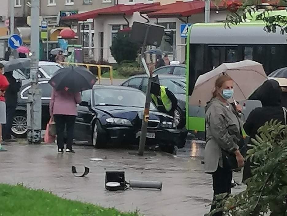 27-letnia kobieta uderzyła BMW w autobus wypadek Wiadomości, Olsztyn