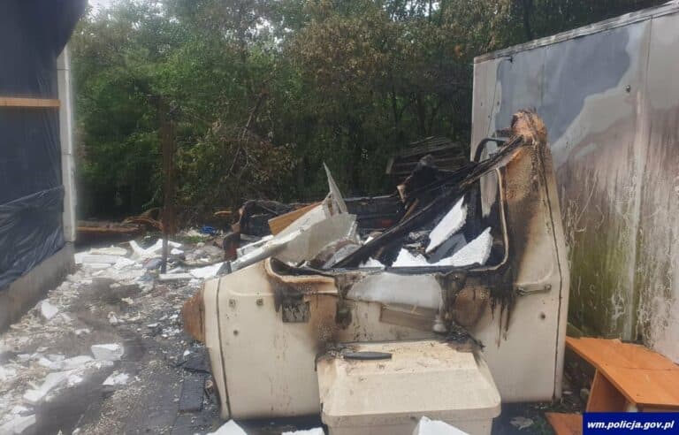 Kł&oacute;tnia kochank&oacute;w? Podłożył ogień pod przyczepę kempingową, w kt&oacute;rej znajdowała się kobieta