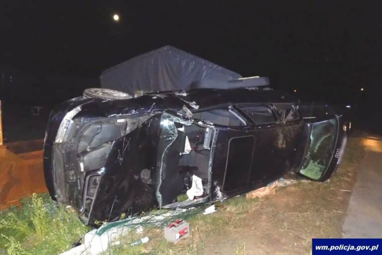 Nietrzeźwy 35-latek doprowadził do wywr&oacute;cenia auta. Został zakleszczony na miejscu kierowcy