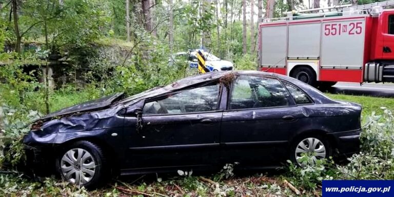 Dwa auta zderzyły się lusterkami. Jedno z nich dachowało