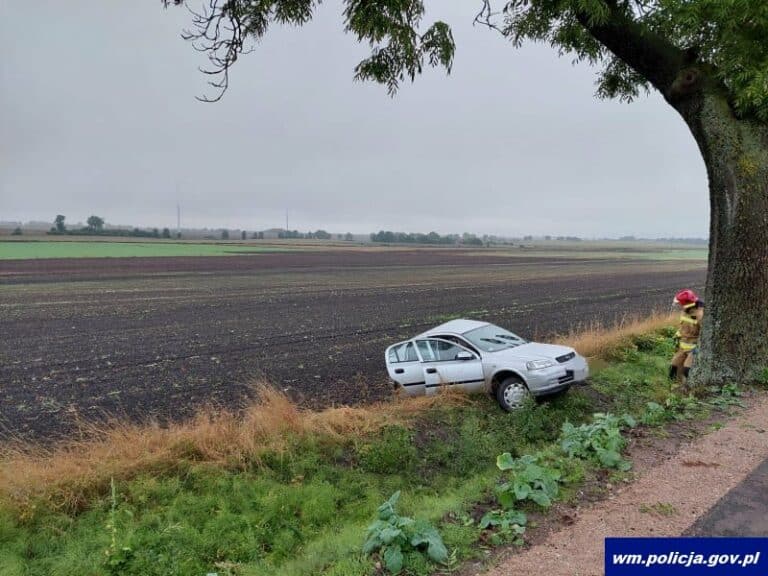 Kierowca uderzył w przydrożne drzewo. Nie mógł wydostać się z auta