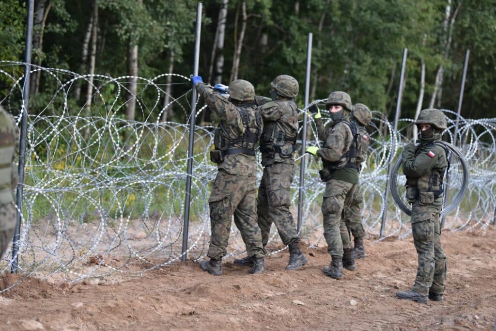 Żołnierze z Olsztyna budują płot na granicy z Białorusią granica Wiadomości, Olsztyn