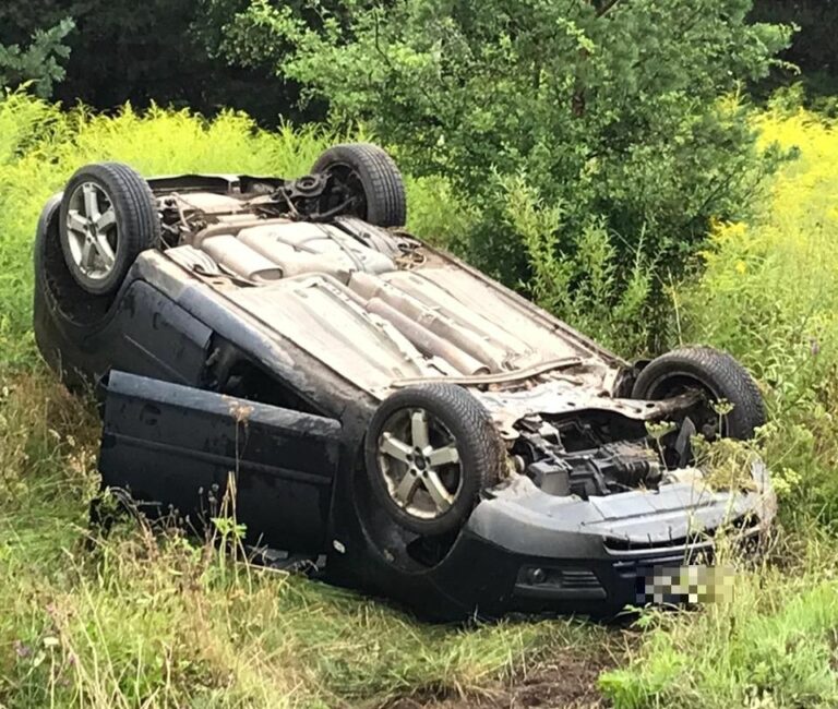 Twierdził, że wpadł w poślizg przez plamę oleju na drodze. Auto dachowało