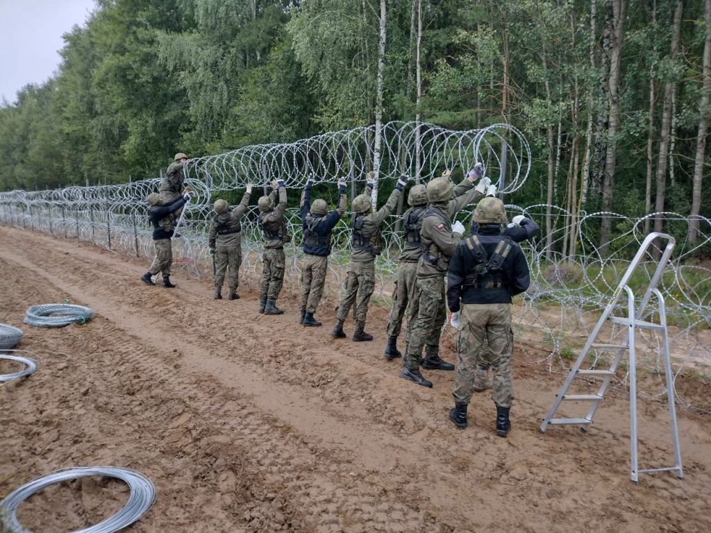Żołnierze z Olsztyna budują płot na granicy z Białorusią granica Wiadomości, Olsztyn