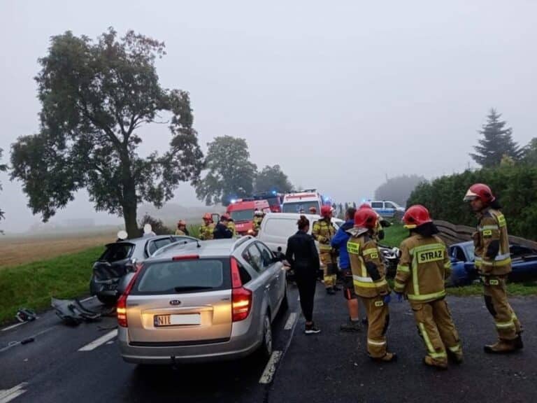 Zderzenie pięciu aut na DK-15. Droga zablokowana, sześć osób poszkodowanych