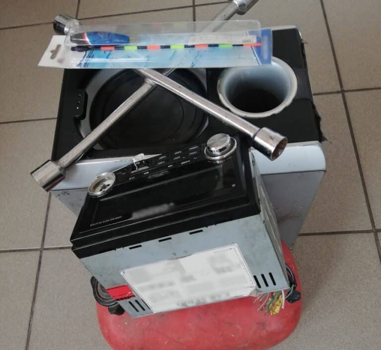 Nieletni dopuścili się kradzieży z włamaniem