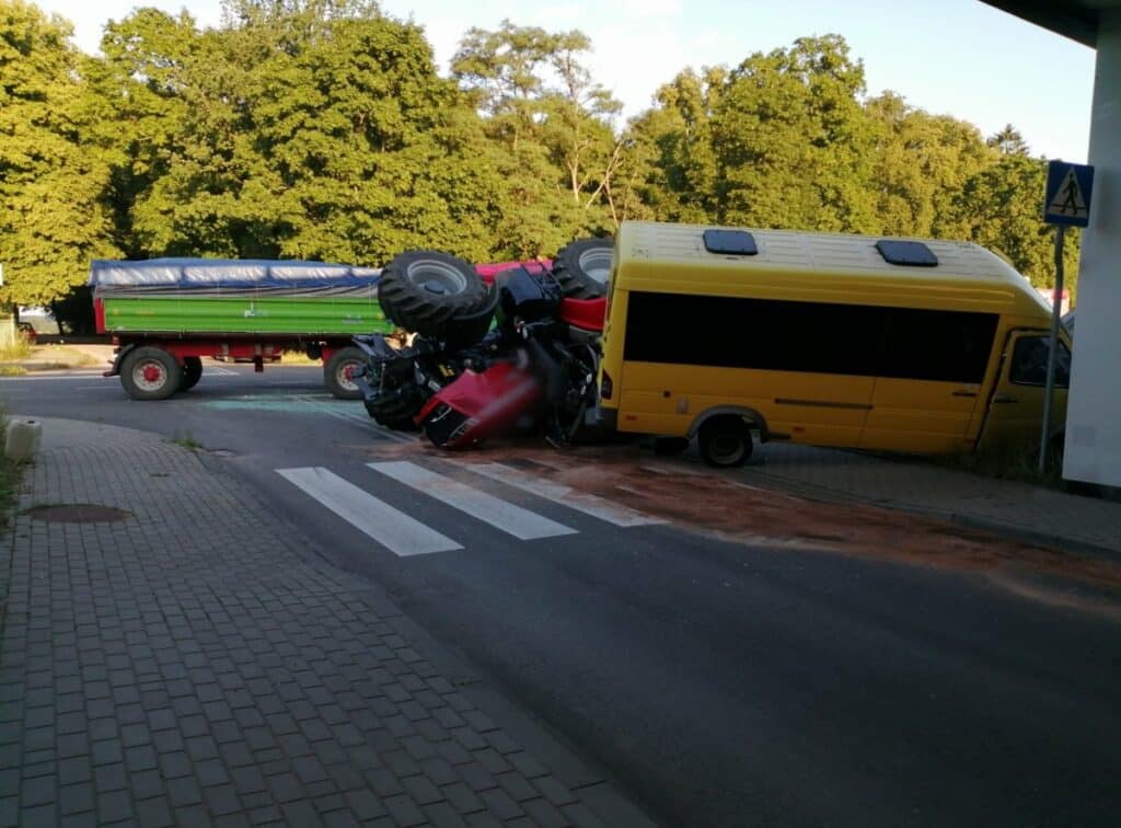 65-latek wyprzedzał busem. Doprowadził do zderzenia z traktorem wypadek Wiadomości, Olsztyn